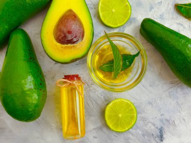 Taze avokado, kireç beton arka plan