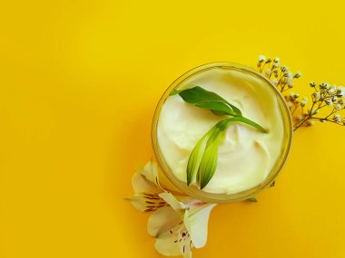 Kozmetik krem, renkli bir arka planda çiçek