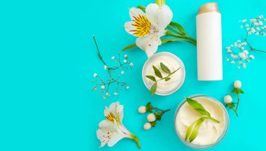 Kozmetik krem, renkli bir arka planda çiçek