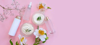 Kozmetik krem, renkli bir arka planda çiçek