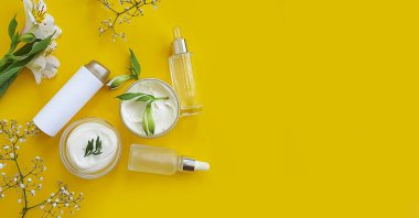 Kozmetik krem, renkli bir arka planda çiçek