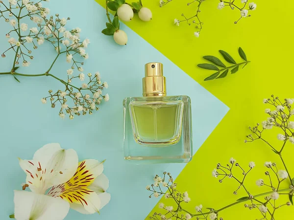 Perfumy Butelki Kwiat Kolorowe Tło — Zdjęcie stockowe