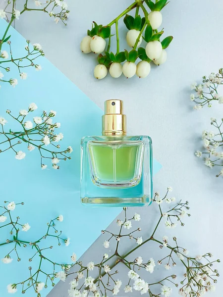 Flasche Parfüm Blume Auf Farbigem Hintergrund — Stockfoto