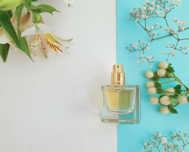 Renkli arka planda şişe parfümü çiçeği