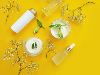 Kozmetik krem, renkli bir arka planda çiçek