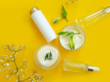 Kozmetik krem, renkli bir arka planda çiçek