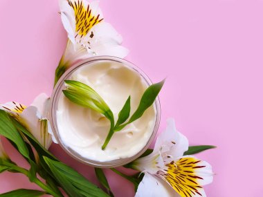 Kozmetik krem, renkli bir arka planda çiçek