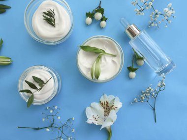 Kozmetik krem, renkli bir arka planda çiçek