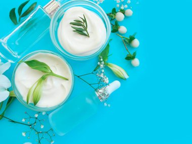 Kozmetik krem, renkli bir arka planda çiçek