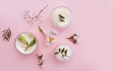 Kozmetik krem, renkli bir arka planda çiçek