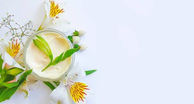  Kozmetik krem, arka planda çiçek