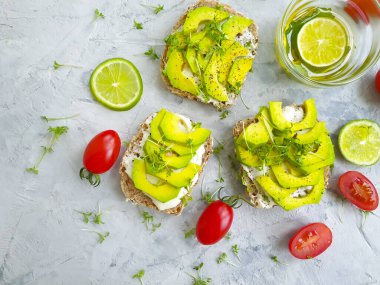 Avokado sandviçi, beton kaplama domates. 