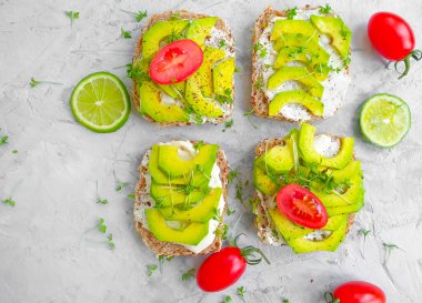 Avokado sandviçi, beton kaplama domates. 