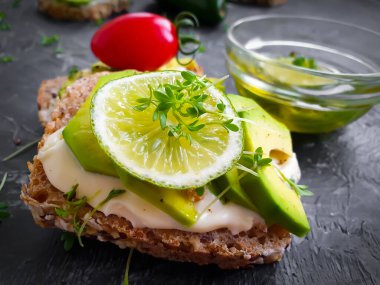 Avokado sandviçi, beton kaplama domates. 