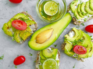 Avokado sandviçi, beton kaplama domates. 