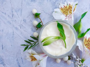 Kozmetik krem, çimento arka planda çiçek