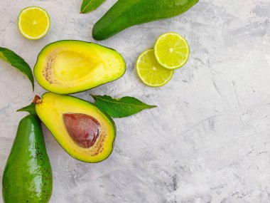 Beton zemin üzerinde taze avokado