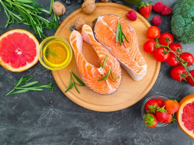 Beton zemin üzerinde kırmızı balık 