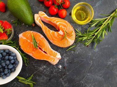 Beton zemin üzerinde kırmızı balık 