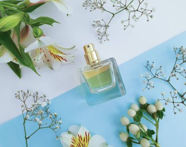 Renkli arka planda bir şişe parfümü çiçeği.