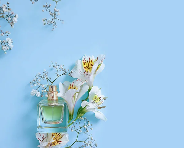 Flor Perfume Garrafa Fundo Colorido — Fotografia de Stock