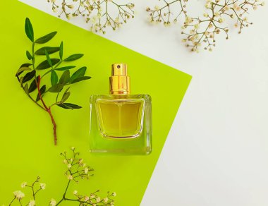 Renkli arka planda bir şişe parfümü çiçeği.