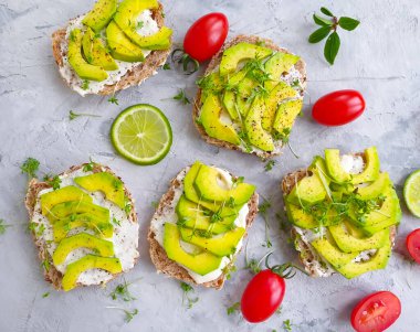 Avokado sandviçi, beton kaplama domates.