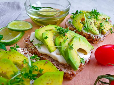 Avokado sandviçi, beton kaplama domates.