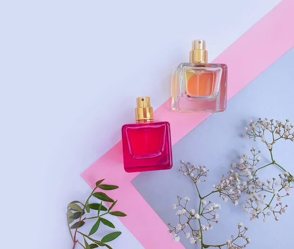 Fles Parfum Bloem Een Gekleurde Achtergrond — Stockfoto