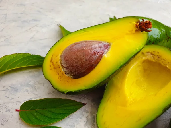 Aguacate Fresco Sobre Fondo Hormigón — Foto de Stock