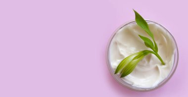 Kozmetik krem, renkli bir arka planda çiçek