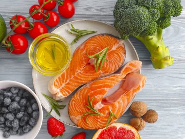 Ahşap zemin üzerinde kırmızı balık