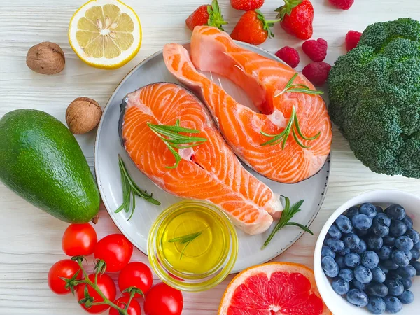 Ahşap zemin üzerinde kırmızı balık