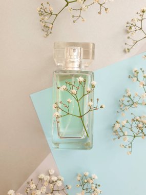 Renkli arka planda bir şişe parfümü çiçeği.