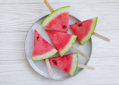 Ahşap zemin üzerinde karpuz dilimleri