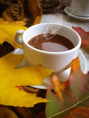 Kahve fincanı çimento arka planda sonbahar yaprakları