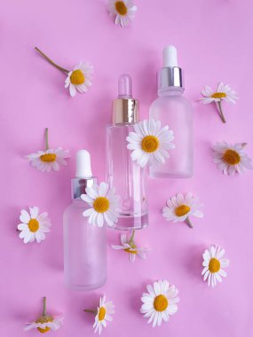 krem kozmetik papatya çiçeği renkli arka planda