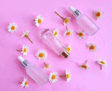 krem kozmetik papatya çiçeği renkli arka planda