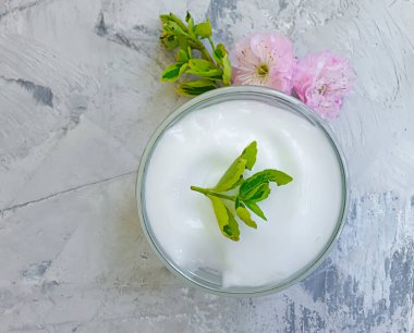   Kozmetik krem, çimentoda çiçek