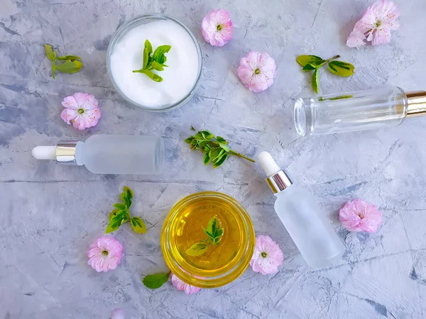 Kosmetisk Kräm Blomma Betong Bakgrund — Stockfoto
