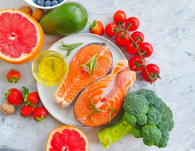 Taze somon, arka planda domates, akşam yemeği.