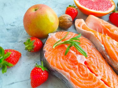 Taze somon, arka planda domates, akşam yemeği.