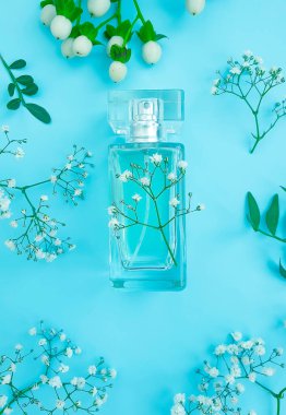 Renkli arka planda bir şişe parfümü çiçeği.