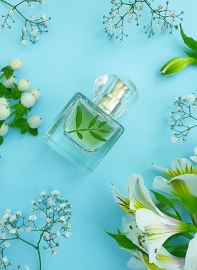 Renkli arka planda bir şişe parfümü çiçeği.