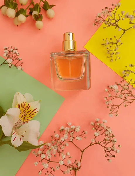 Fles Parfum Bloem Een Gekleurde Achtergrond — Stockfoto