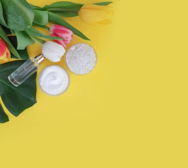 krem kozmetik çiçek lalesi renkli arka planda