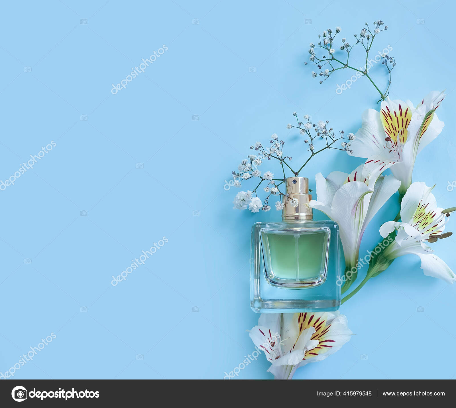 瓶の香水の花の色を背景に ストック写真 C Tanyalovus
