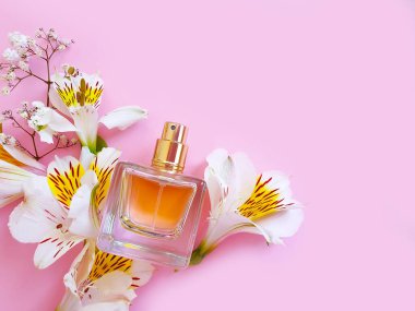 Renkli arka planda bir şişe parfümü çiçeği.
