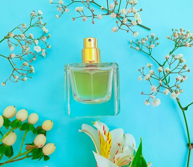 Renkli arka planda bir şişe parfümü çiçeği.