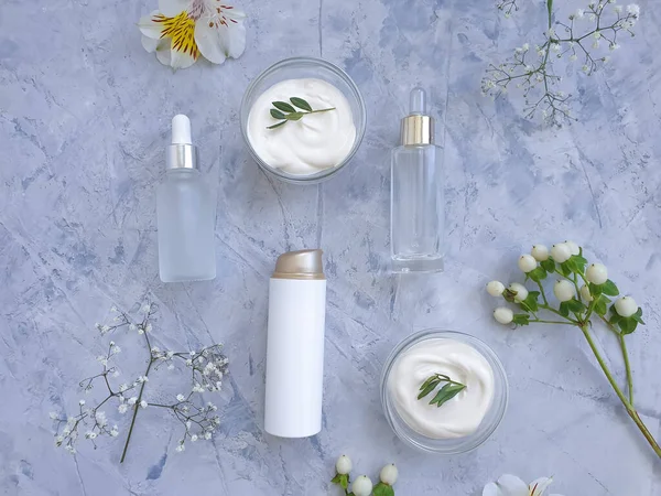 Cosmetic Cream Flower Concrete Background — Stock Photo, Image